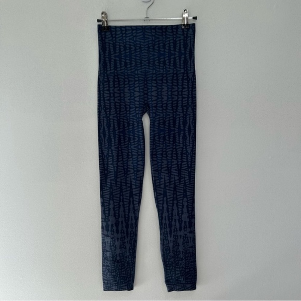 Women’s Spanx Look at‎ me Now Seamless Leggings Medium Indigo Geo EUC - Picture 3 of 11